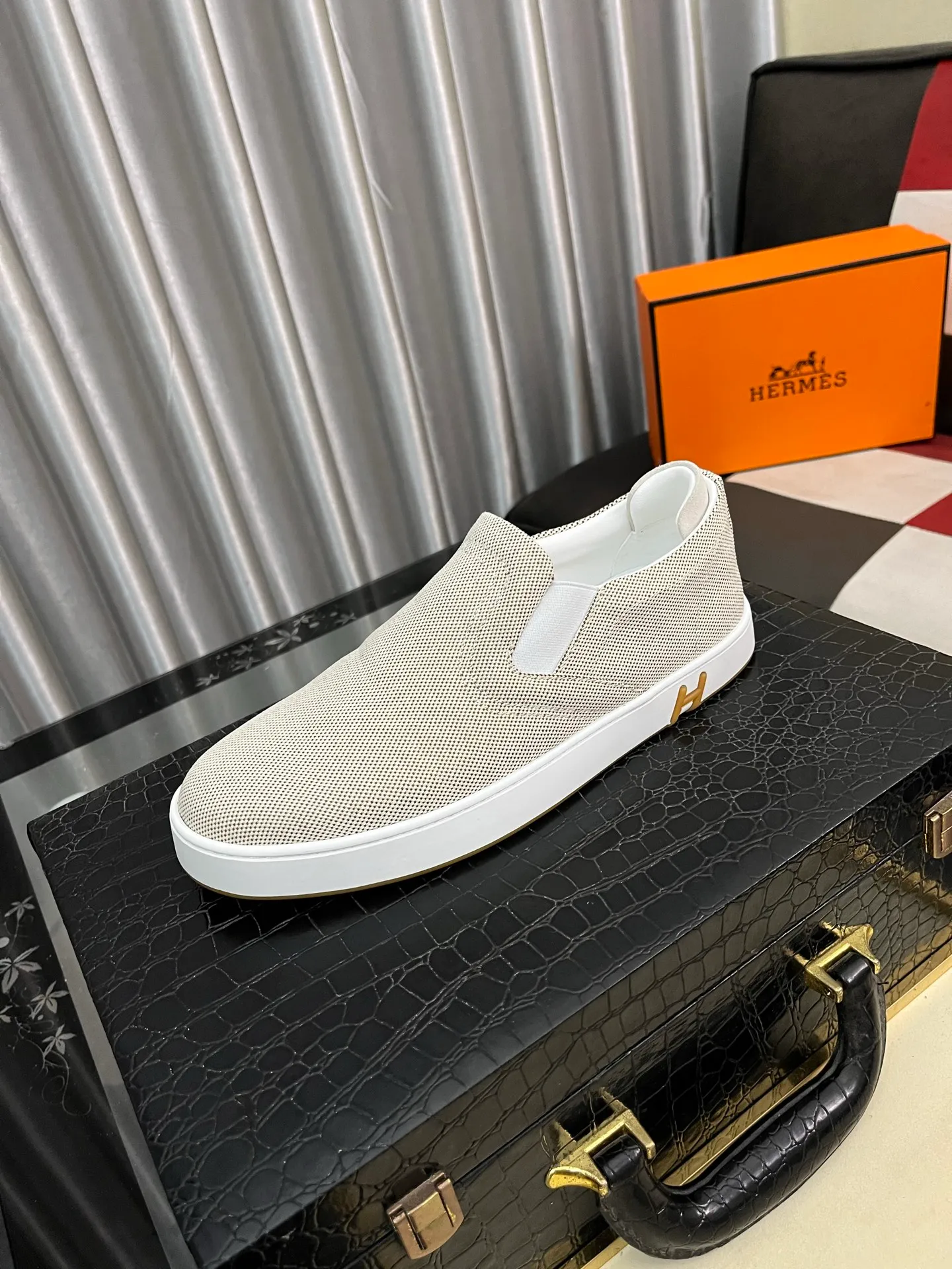 Men's Men's Shoes💰458⌚️⌚️HERMES/Hermès Hugo sneakers are casual men's shoes. These sneakers are made of imported first-layer cowhide leather and breathable mesh design. The contrasting color design creates a dynamic and modern shape. The front end of the toe is decorated with natural-color rubber inlays, making it novel and fashionable. The texture is incomparable, with cowhide lining and cowhide foot pads, the upper foot is comfortable and breathable, and the rubber sole is decorated with geometric patterns and iconic "H" details. A very personal one! Size: 38-44